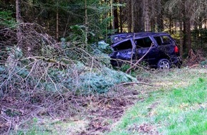 Kreisfeuerwehrverband Calw e.V.: KFV-CW: Schwerer Unfall zwischen Aichhalden und Zwerenberg. Fahrer lebensgefährlich verletzt.