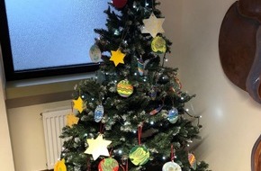 Polizeidirektion Wittlich: POL-PDWIL: Integrative Kindertagesstätte schmückt Weihnachtsbaum der Polizei Bitburg