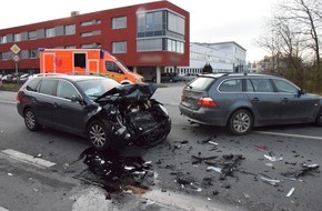 Kreispolizeibehörde Herford: POL-HF: Auffahrunfall - Zwei Personen leicht verletzt