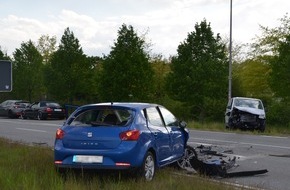 Kreispolizeibehörde Herford: POL-HF: Zusammenstoß beim Abbiegen- Kontrolle über Fahrzeug verloren