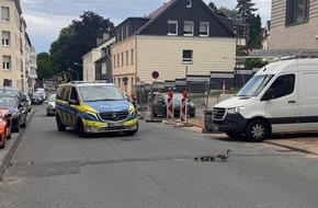 Polizei Hagen: POL-HA: Ungew&ouml;hnlicher Einsatz: Polizei rettet Entenfamilie