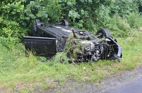 Polizei Bielefeld: POL-BI: Aquaplaning auf der Autobahn - PKW landet auf dem Dach