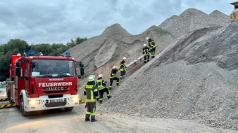 Feuerwehr der Stadt Arnsberg: FW-AR: Löschzug Neheim trainiert Rettung mehrerer vermisster Personen - Drohnentechnik unterstützt Übung auf Firmengelände