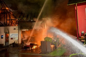 KFV-CW: Wohn-und Geschäftshaus in Wildberg-Effringen brennt nieder