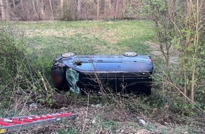 Kreispolizeibehörde Herford: POL-HF: Mercedes stürzt Böschung herab - Vier Personen verletzt