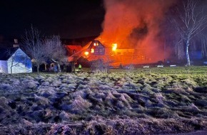 Feuerwehr Detmold: FW-DT: Großbrand am Sonntagabend - Wohnhaus fällt Flammen zum Opfer