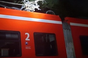 Bundespolizeidirektion Sankt Augustin: BPOL NRW: - Lebensgefahr - Fahrrad in Oberleitung geworfen - Bundespolizei ermittelt wegen des gefährlichen Eingriffs in den Bahnverkehr und warnt vor Gefahren!