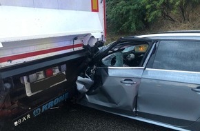 Autobahnpolizeiinspektion: API-TH: Pkw Audi fährt unter vorausfahrenden Lkw und Fahrzeugführer verletzt sich schwer