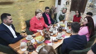 WDR Westdeutscher Rundfunk: Merkel kritisiert Zurückweisungen an den Grenzen. / Erstes öffentliches Gespräch der Altkanzlerin mit Geflüchteten