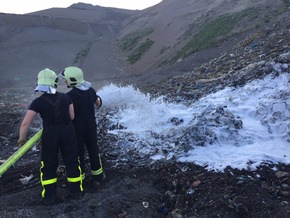 FW-GE: Feuer auf der Zentralen Mülldeponie an der Wiedehopfstrasse