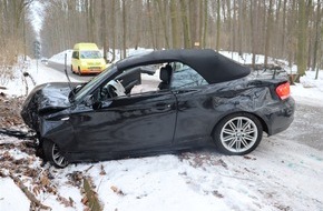 Kreispolizeibeh&ouml;rde Herford: POL-HF: Gl&auml;tteunfall in Kurve - Pkw rutscht von der Stra&szlig;e - Gl&auml;ttewarnung