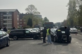 Polizeiinspektion Cuxhaven: POL-CUX: Verkehrsunfall in der Brahmsstraße - keine Verletzten, aber hohe Sachschäden (Foto im Anhang)