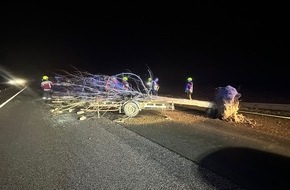 Polizeidirektion Neustadt/Weinstraße: POL-PDNW: Autobahnpolizei Ruchheim - Bei Unfall verlorener Baum blockiert Autobahn