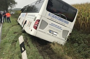 Polizeiinspektion Stade: POL-STD: Reisebus kommt ohne Fahrgäste von der Fahrbahn ab und kollidiert mit Chausseebaum - keine Verletzten
