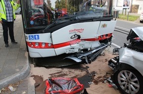 Kreispolizeibehörde Rhein-Kreis Neuss: POL-NE: Zusammenstoß zwischen Auto und Linienbus fordert einen Schwer- und zwei Leichtverletzte
