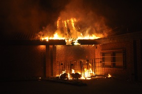 FW-KLE: Containerbrand führt zu ausgedehntem Dachstuhlbrand an einem Drogeriemarkt / Hausbewohner mussten von der Feuerwehr evakuiert werden