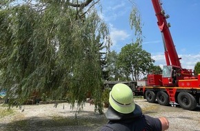 Feuerwehr München: FW-M: Ast bringt Camper in Gefahr (Langwied)