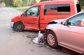 Polizei Minden-Lübbecke: POL-MI: Kreuzungsunfall: Zwei Verletzte