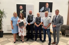 Polizeipräsidium Recklinghausen: POL-RE: "Der Mensch dahinter": Polizeipräsidentin Friederike Zurhausen und Bürgermeister Christoph Tesche eröffnen eindrucksvolle Wanderausstellung im Rathaus