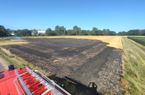 Freiwillige Feuerwehr Bedburg-Hau: FW-KLE: Flächenbrand durch Ballenpresse