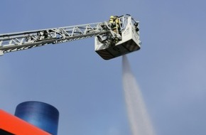 Feuerwehr Essen: FW-E: Brand in einer Lagerhalle am Ostersonntag