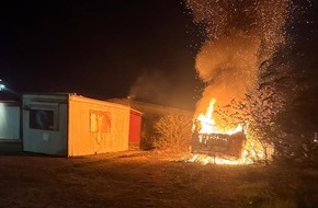 Feuerwehr Moers: FW Moers: Wohnwagen brennt komplett aus