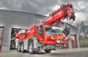 Feuerwehr Mönchengladbach: FW-MG: Person bei Sturz aus 6 - 8 m Höhe schwer verletzt