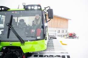 Medienmitteilung | Die SkiArena Andermatt-Sedrun weiht ihren ersten grünen Pistenbully mit Skifahrerin Aline Danioth ein