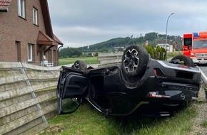 Polizei Minden-Lübbecke: POL-MI: Auto überschlägt sich nach Unfall