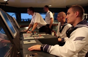 Presse- und Informationszentrum Marine: Deutsche Marine - Pressemeldung (Feature): Seefahrt im Simulator - Trotz Werftliegezeit ist die Korvette "Erfurt" ständig in Bewegung