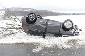 Kreispolizeibeh&ouml;rde H&ouml;xter: POL-HX: Pkw kommt von Stra&szlig;e ab und kollidiert mit Baum - zwei Personen schwer verletzt