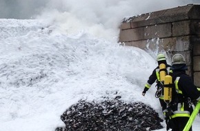 Feuerwehr Essen: FW-E: Brennt Kunststoffschrott