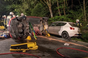 FW-OE: Tragischer Verkehrsunfall - ein Toter, drei Schwerverletzte