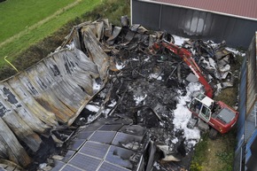 FW-KLE: Abschlussmeldung: Brand eines kunststoffverarbeitenden Betriebs im Gewerbegebiet Bedburg-Hau