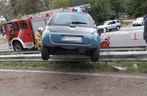 Polizeipräsidium Westpfalz: POL-PPWP: Unfall: Auf Schutzplanke gelandet