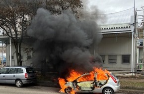 Feuerwehr Stuttgart: FW Stuttgart: - Vollbrand eines PKW's, sowie starke Rauchentwicklung - Brand droht auf weitere Fahrzeuge überzugreifen