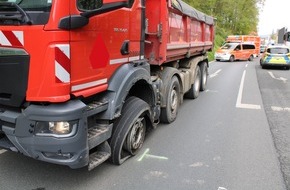 Polizei Minden-Lübbecke: POL-MI: Drei Fahrzeuge beschädigt: Auto gerät in den Gegenverkehr