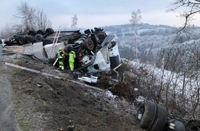 Polizei Bielefeld: POL-BI: A44 Lkw-Fahrer nach Glatteisunfall verletzt, Richtungsfahrbahn gesperrt