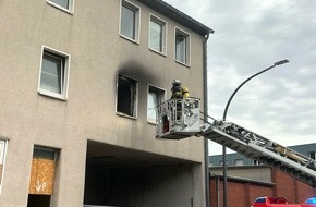 Feuerwehr Essen: FW-E: Brand in leerstehendem Geb&auml;ude - Feuerwehr f&uuml;hrt Person ins Freie