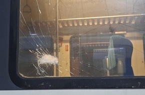 Bundespolizeiinspektion Flensburg: BPOL-FL: Elmshorn/Glückstadt - Zug beworfen - Reisende nicht verletzt - Bundespolizei sucht Zeugen