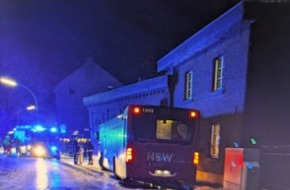 Polizei M&ouml;nchengladbach: POL-MG: Bus rutscht in Hauswand