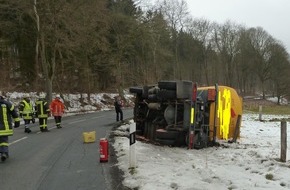 Polizeiinspektion Northeim: POL-NOM: Tanklaster bei Unfall umgestürzt