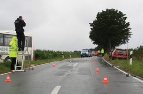 Polizeiinspektion Hameln-Pyrmont/Holzminden: POL-HM: 2 Tote nach Kollision zwischen Pkw und Linienbus