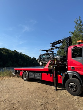 FW-EN: Geländewagen rollt in die Ruhr - Aufwändiger Einsatz von Feuerwehr und DLRG