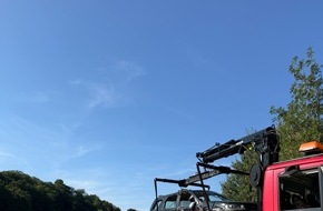 Feuerwehr Hattingen: FW-EN: Gel&auml;ndewagen rollt in die Ruhr - Aufw&auml;ndiger Einsatz von Feuerwehr und DLRG