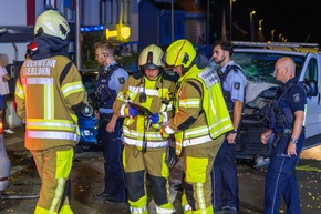 FW-MK: PKW kollidiert mit drei Fahrzeugen in Letmathe