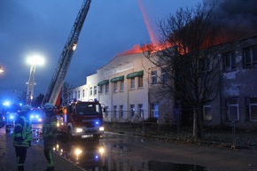 FW LK Leipzig: Dachstuhlbrand im ehemaligen Produktionsgebäudes des VEB Sachsenpelz - Naunhof