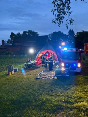 FW-ROW: Großbrand in Mehedorf: Werkstatt durch Feuer vollständig zerstört - Einsatz von über 280 Kräften - Keine Verletzten