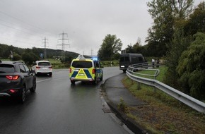 Kreispolizeibehörde Siegen-Wittgenstein: POL-SI: Kurve geschnitten - Unfallflucht - #polsiwi