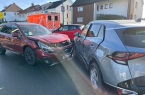 Polizei Rheinisch-Bergischer Kreis: POL-RBK: Burscheid - Eine Verletzte und hoher Sachschaden bei Unfall in der Ausfahrt eines Discounters